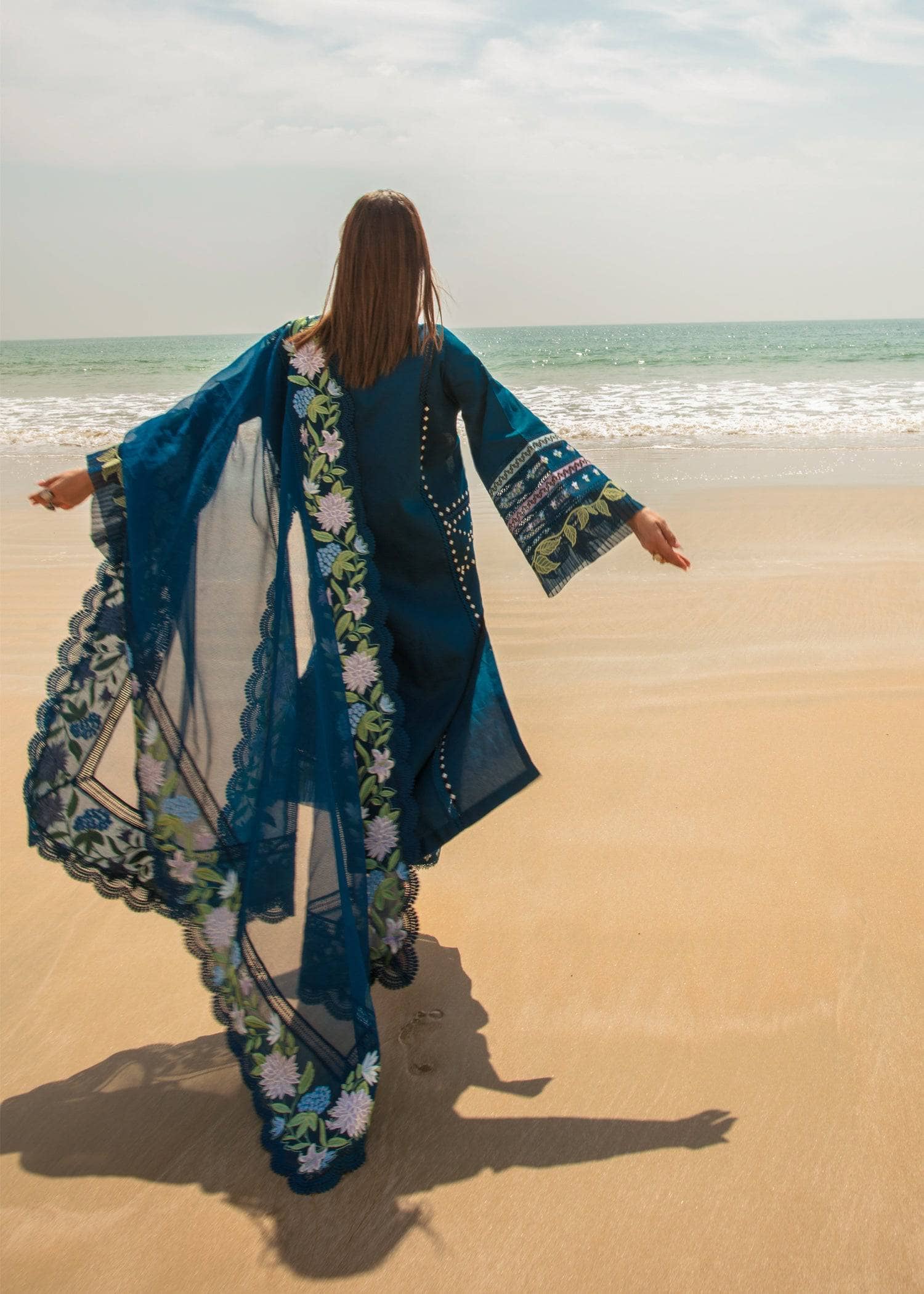 img_crimson_lawn_by_saira_shakira_awwal_boutique