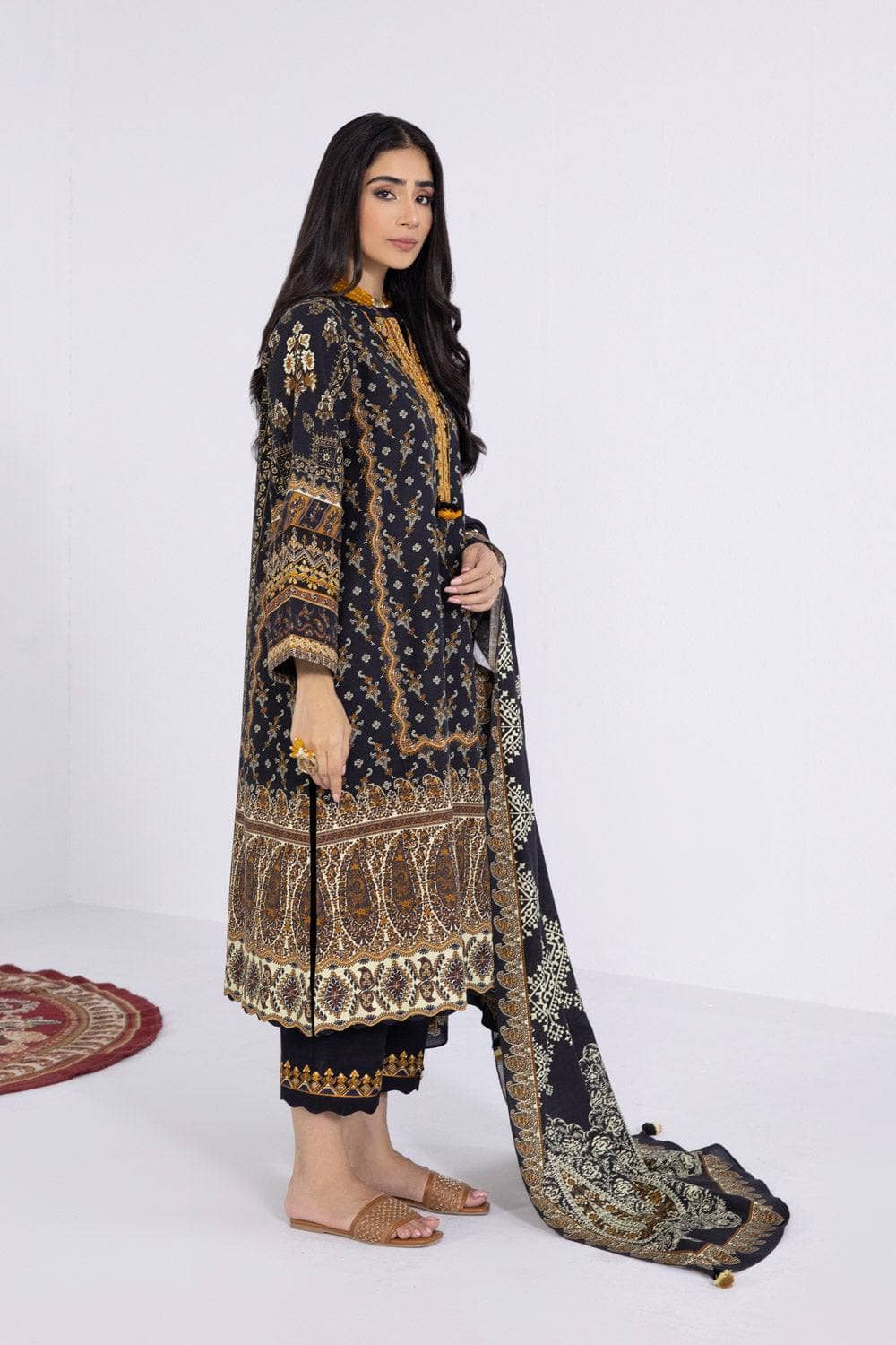 Img_sapphire_khaddar_2022_awwal_boutique