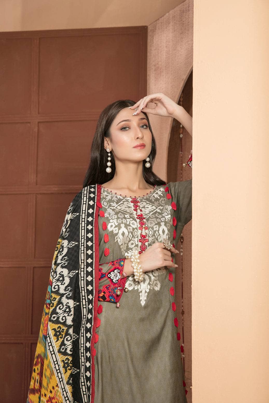img_amna_sohail_moira_linen_awwal_boutique