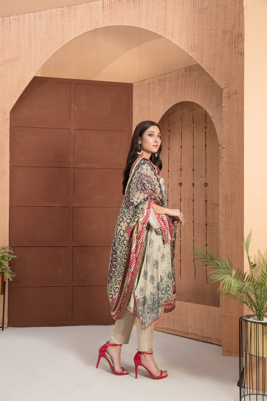img_amna_sohail_moira_linen_awwal_boutique