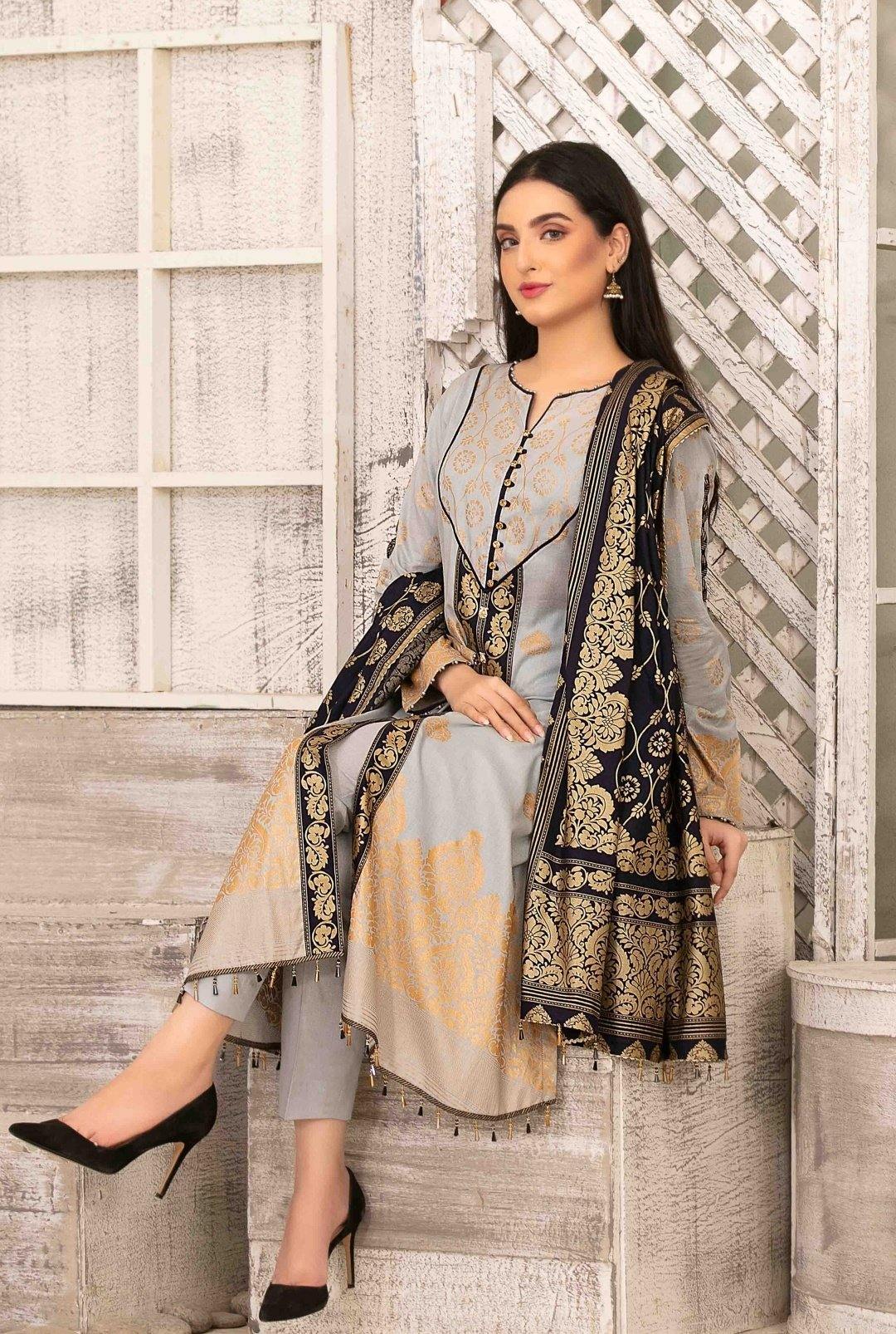 img_amna_sohail_by_tawakkal_lawn_gold_prints_awwal_boutique