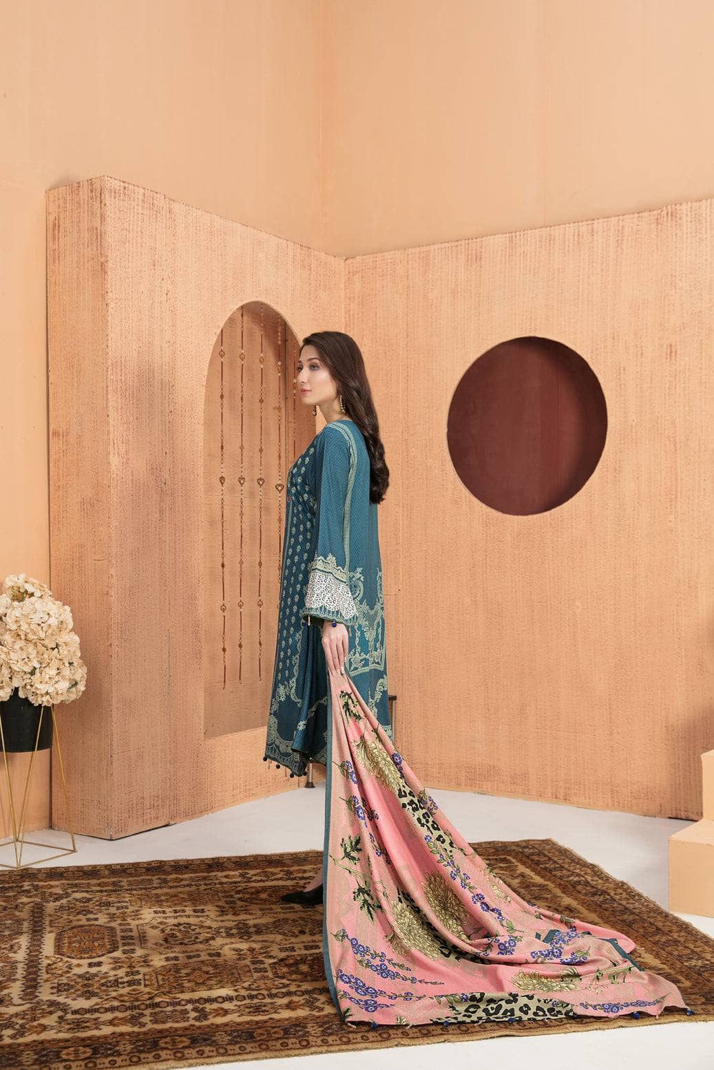 img_amna_sohail_moira_linen_awwal_boutique