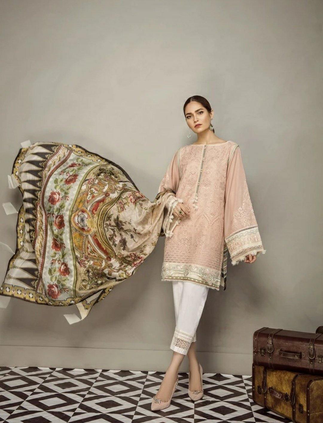 img_baroque_premium_lawn_collection_awwal_boutique