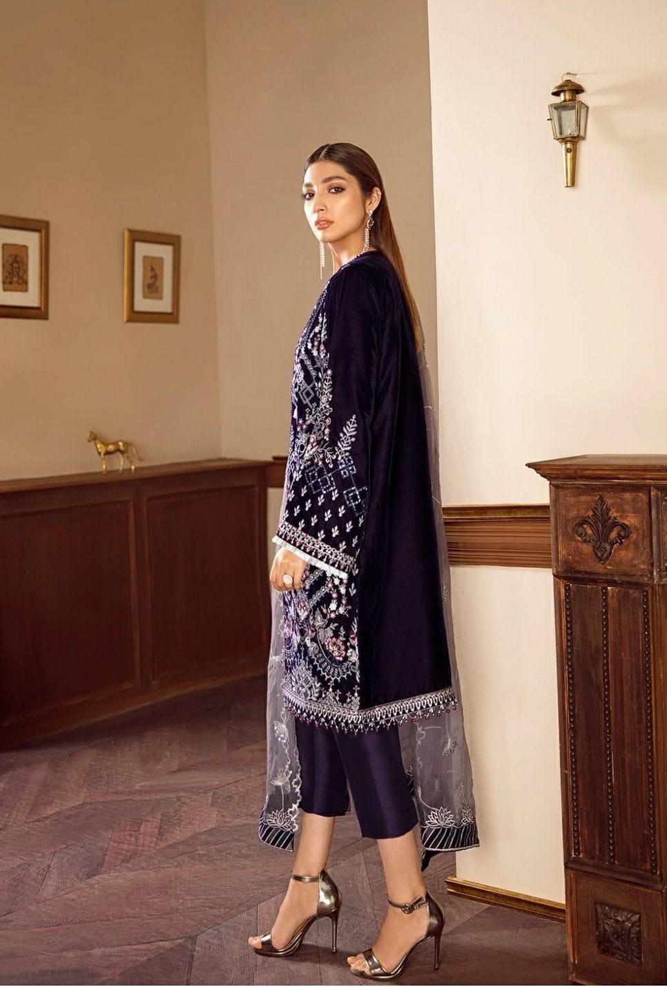 img_baroque_velvet_embroidered_collection_awwal_boutique