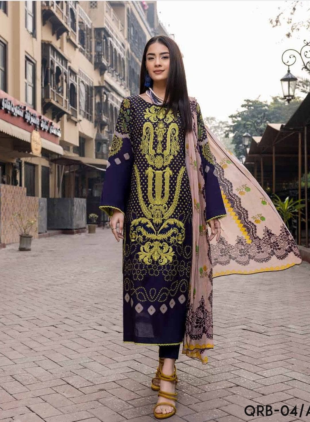 img_charizma_Qaus_lawn_awwal_boutique