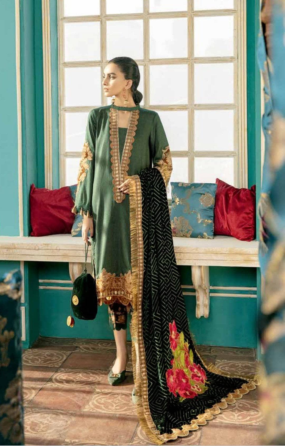 img_charizma_signature_velvet_shawl_awwal_boutique