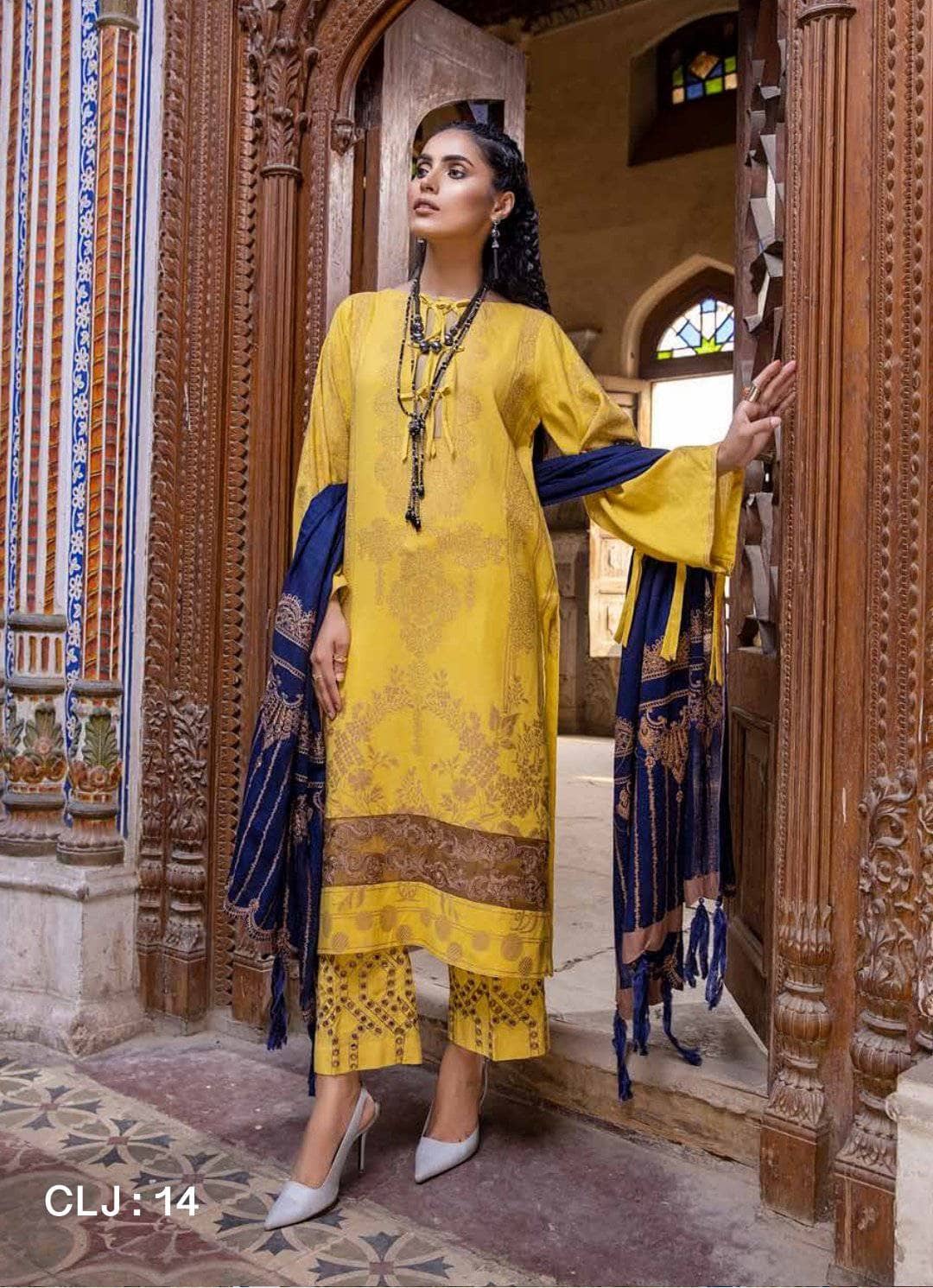 img_charizma_signature_leather_jacquard_woolen_shawl_awwal_boutique