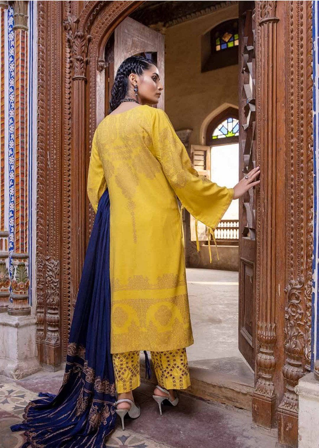 img_charizma_signature_leather_jacquard_woolen_shawl_awwal_boutique