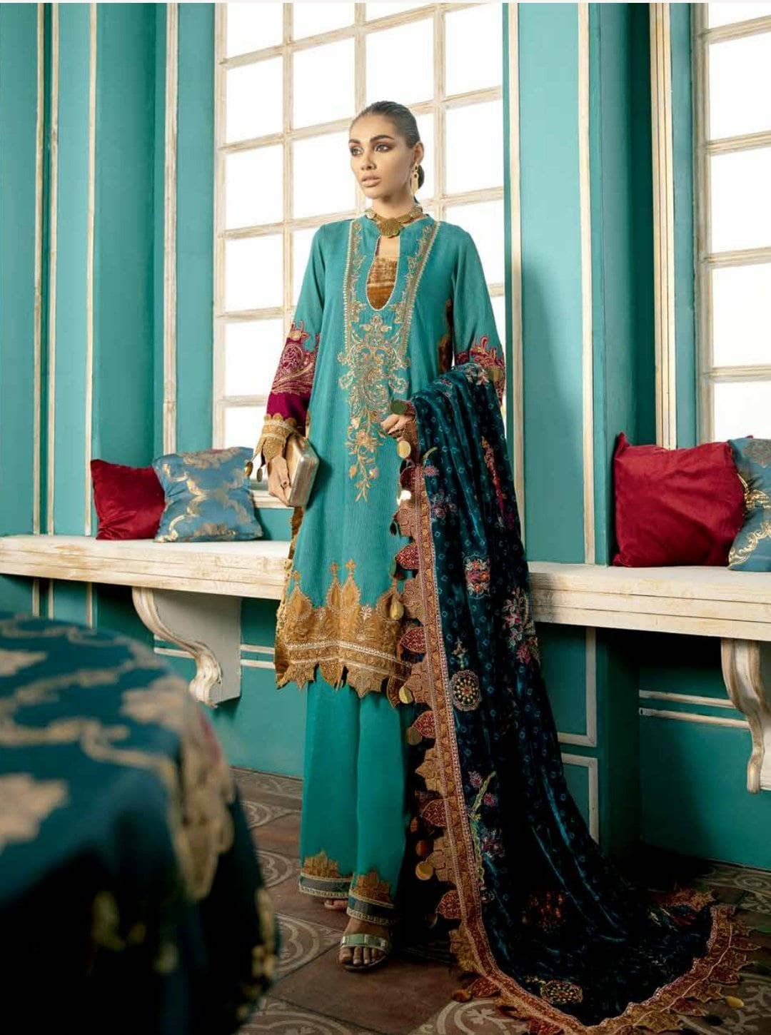 img_charizma_signature_velvet_shawls_awwal_boutique