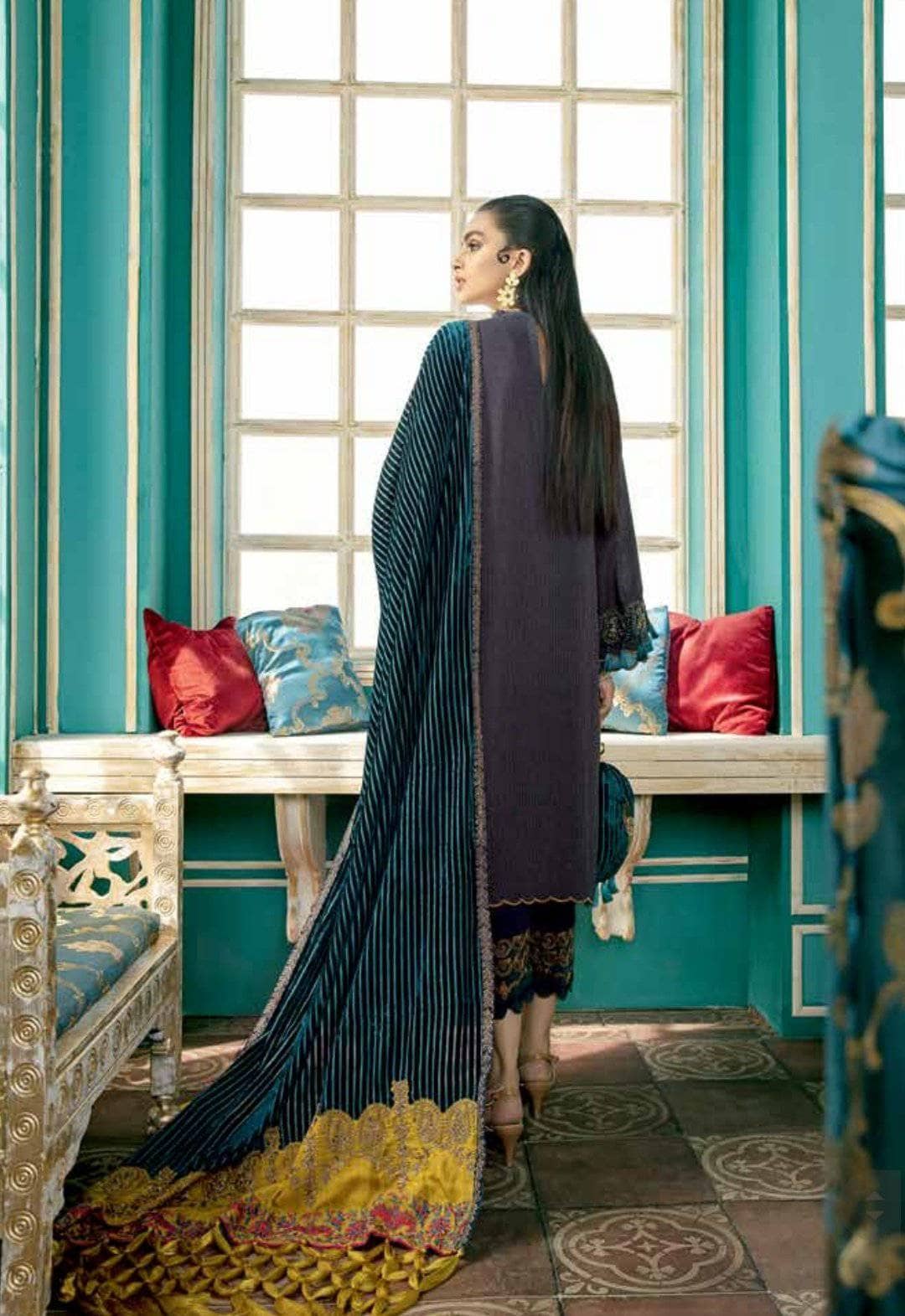 img_charizma_signature_velvet_shawls_awwal_boutique