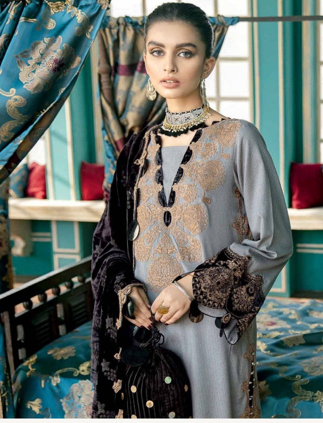 img_charizma_signature_velvet_shawls_awwal_boutique