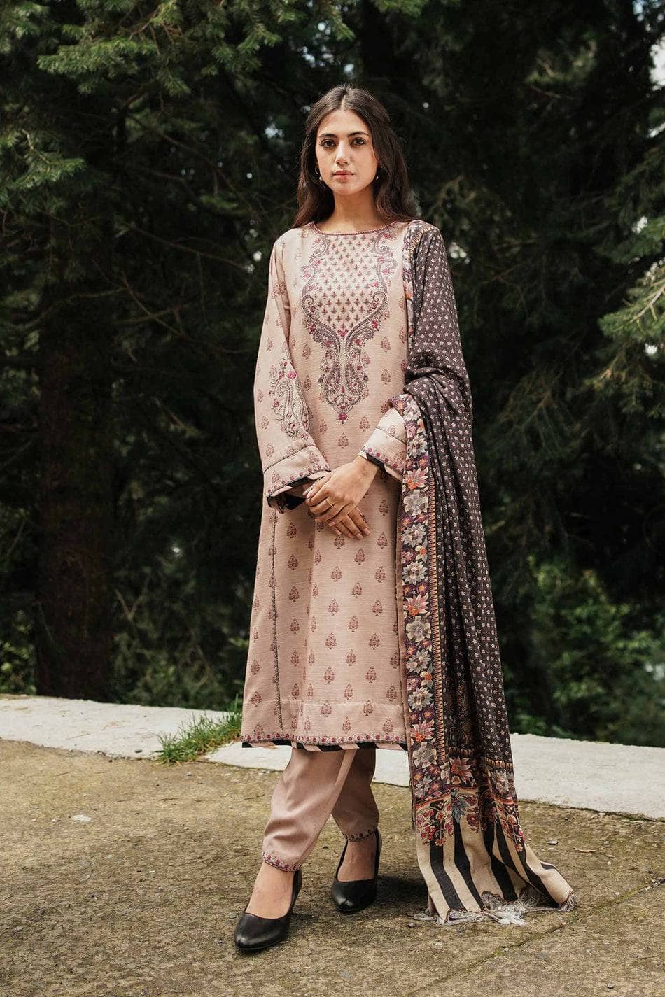 Img_coco_by_zara_shahjahan_winter_22_awwal_boutique
