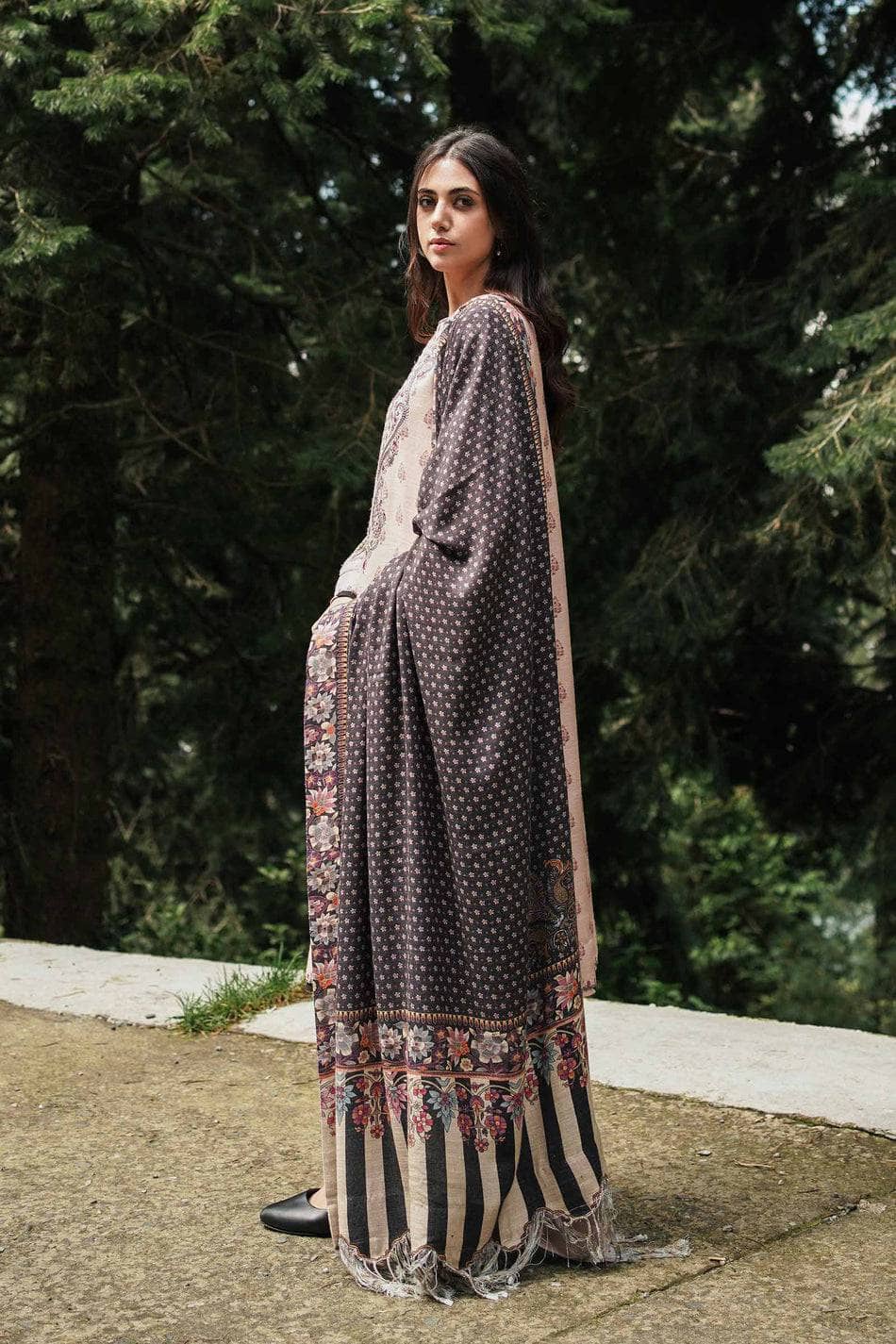 Img_coco_by_zara_shahjahan_winter_22_awwal_boutique