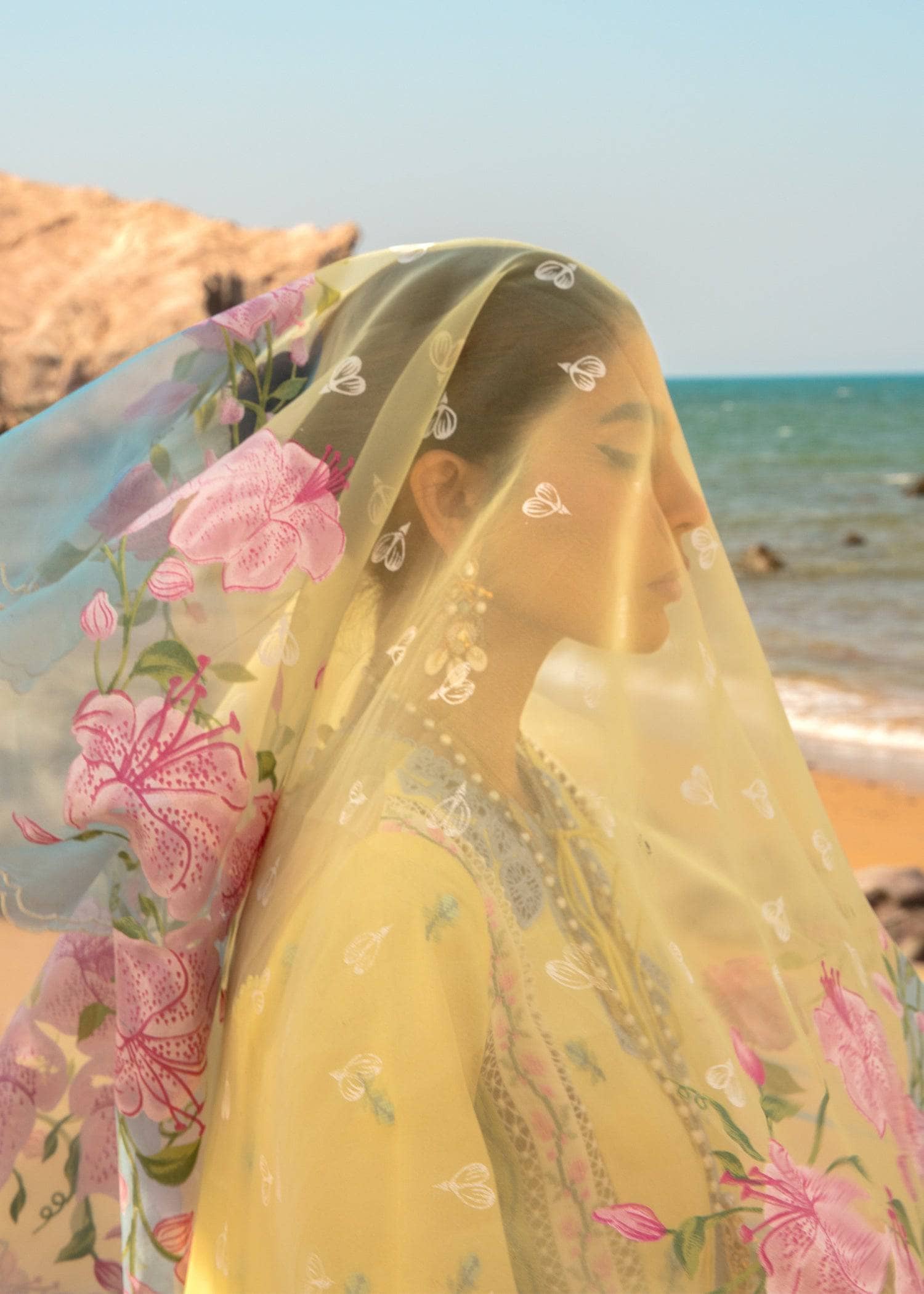 img_crimson_lawn_by_saira_shakira_awwal_boutique