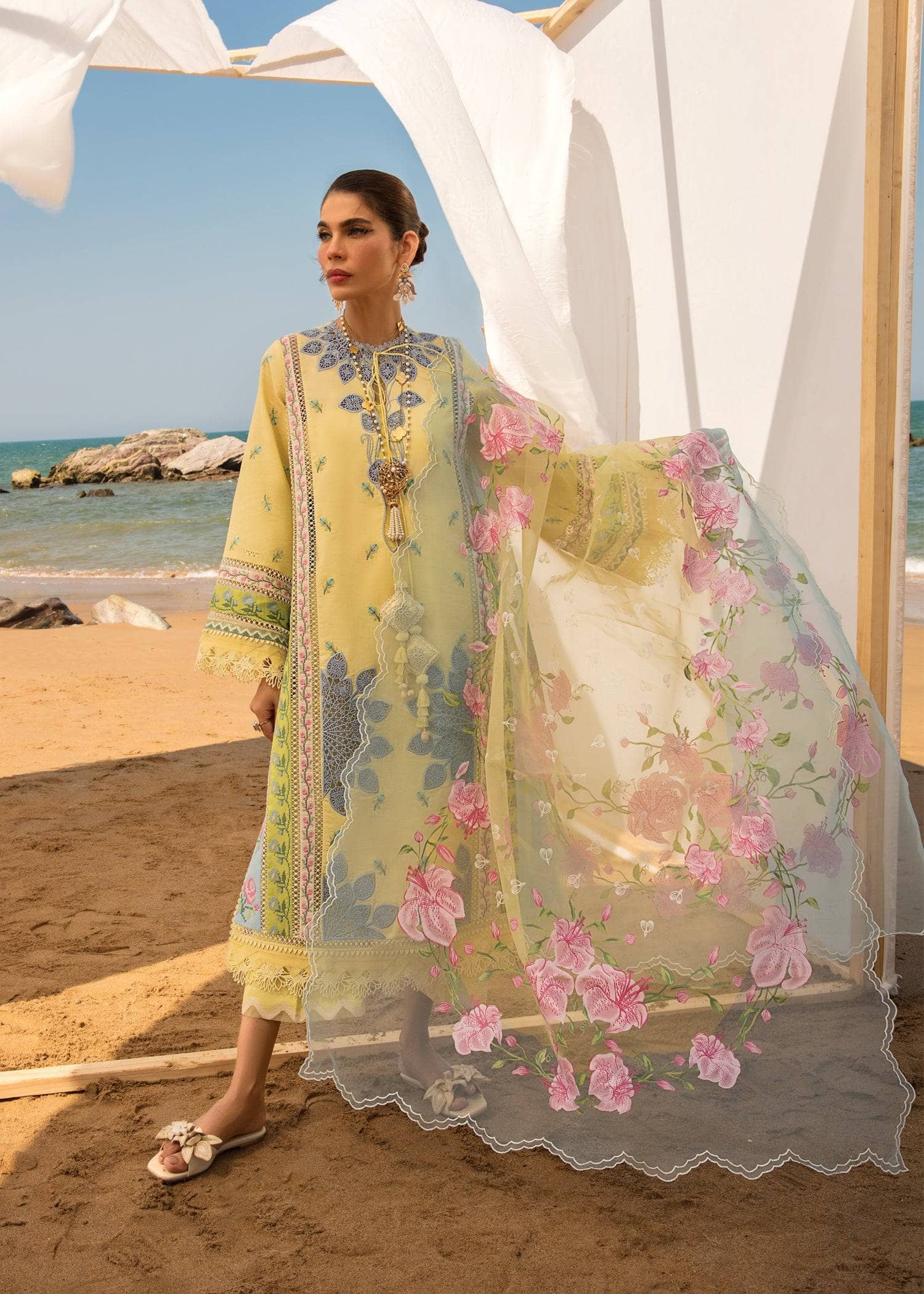 img_crimson_lawn_by_saira_shakira_awwal_boutique