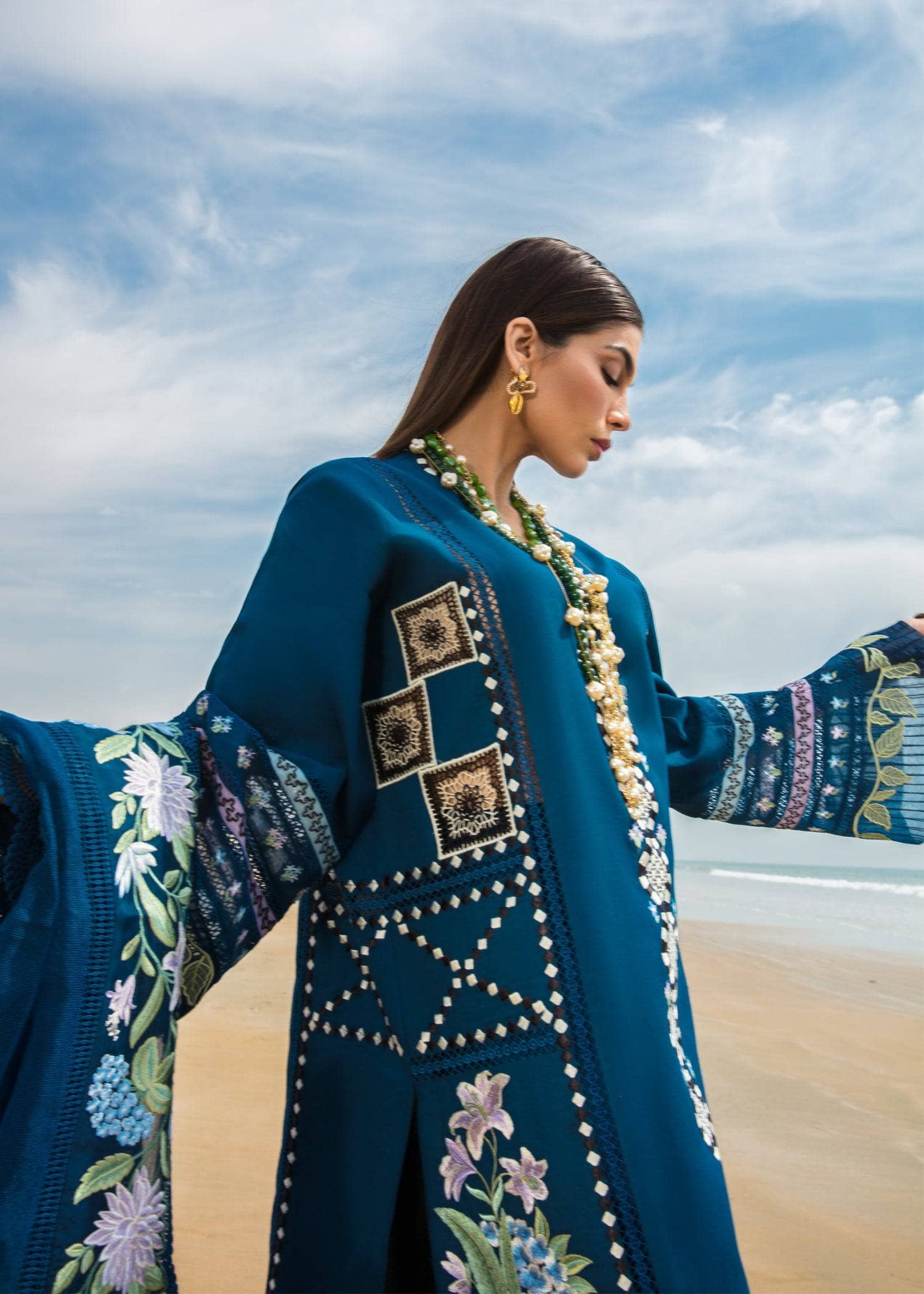 img_crimson_lawn_by_saira_shakira_awwal_boutique