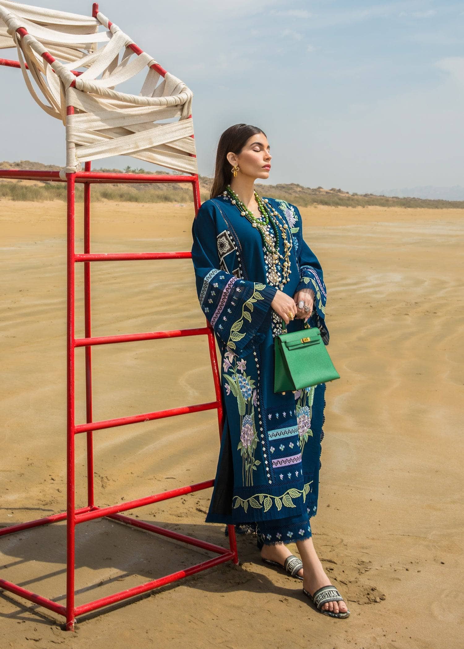img_crimson_lawn_by_saira_shakira_awwal_boutique