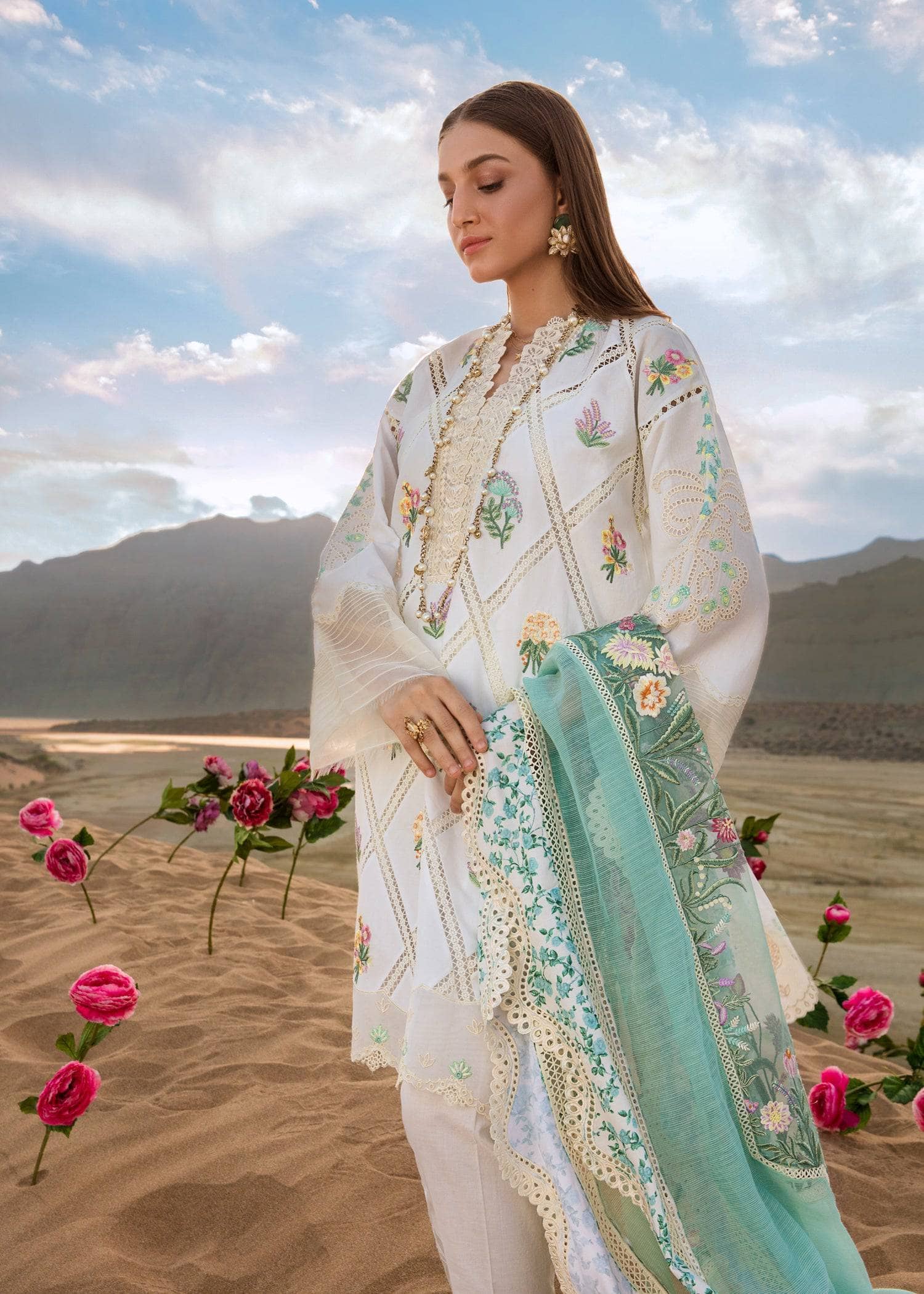 img_crimson_lawn_by_saira_shakira_awwal_boutique