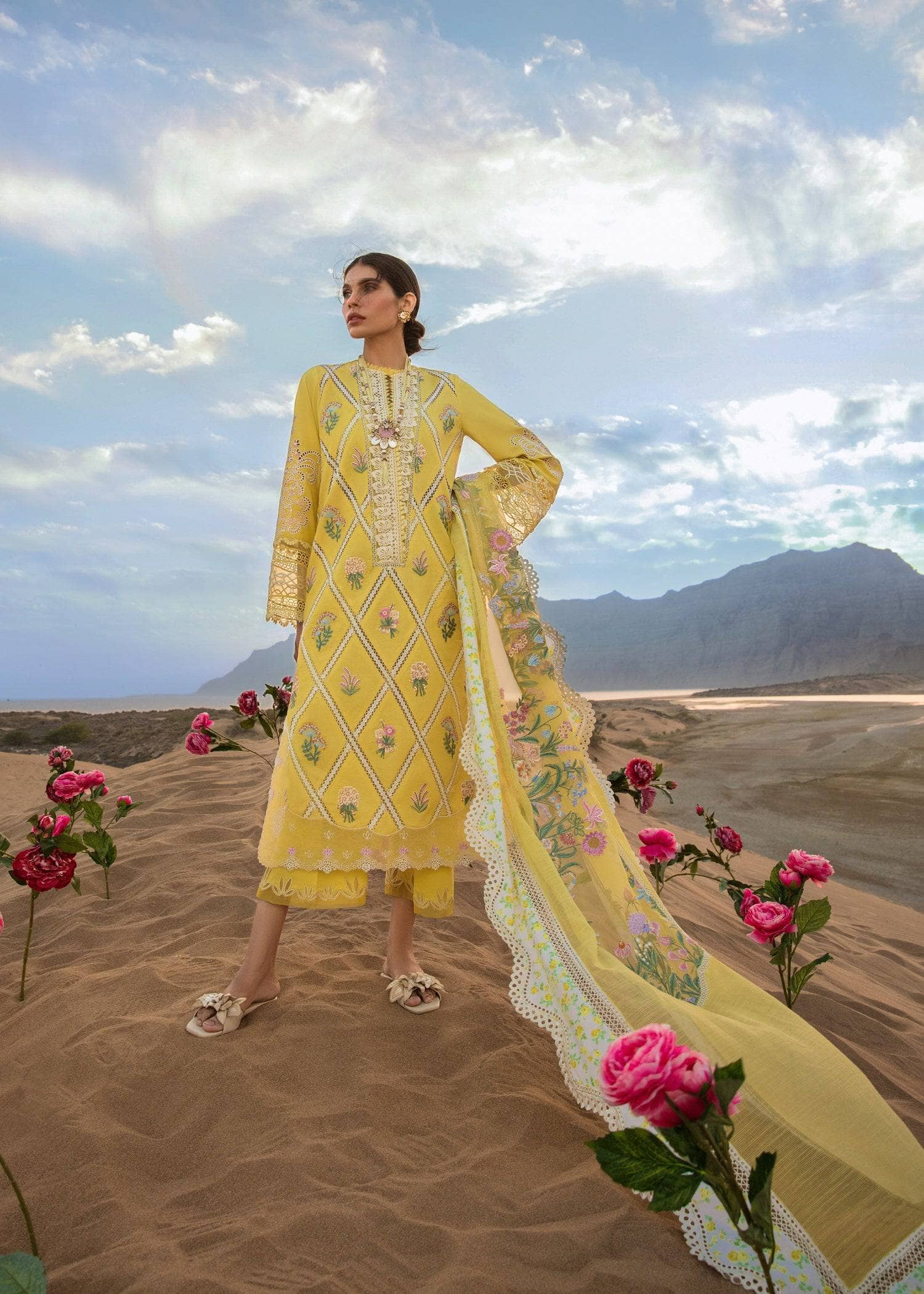 img_crimson_lawn_by_saira_shakira_awwal_boutique