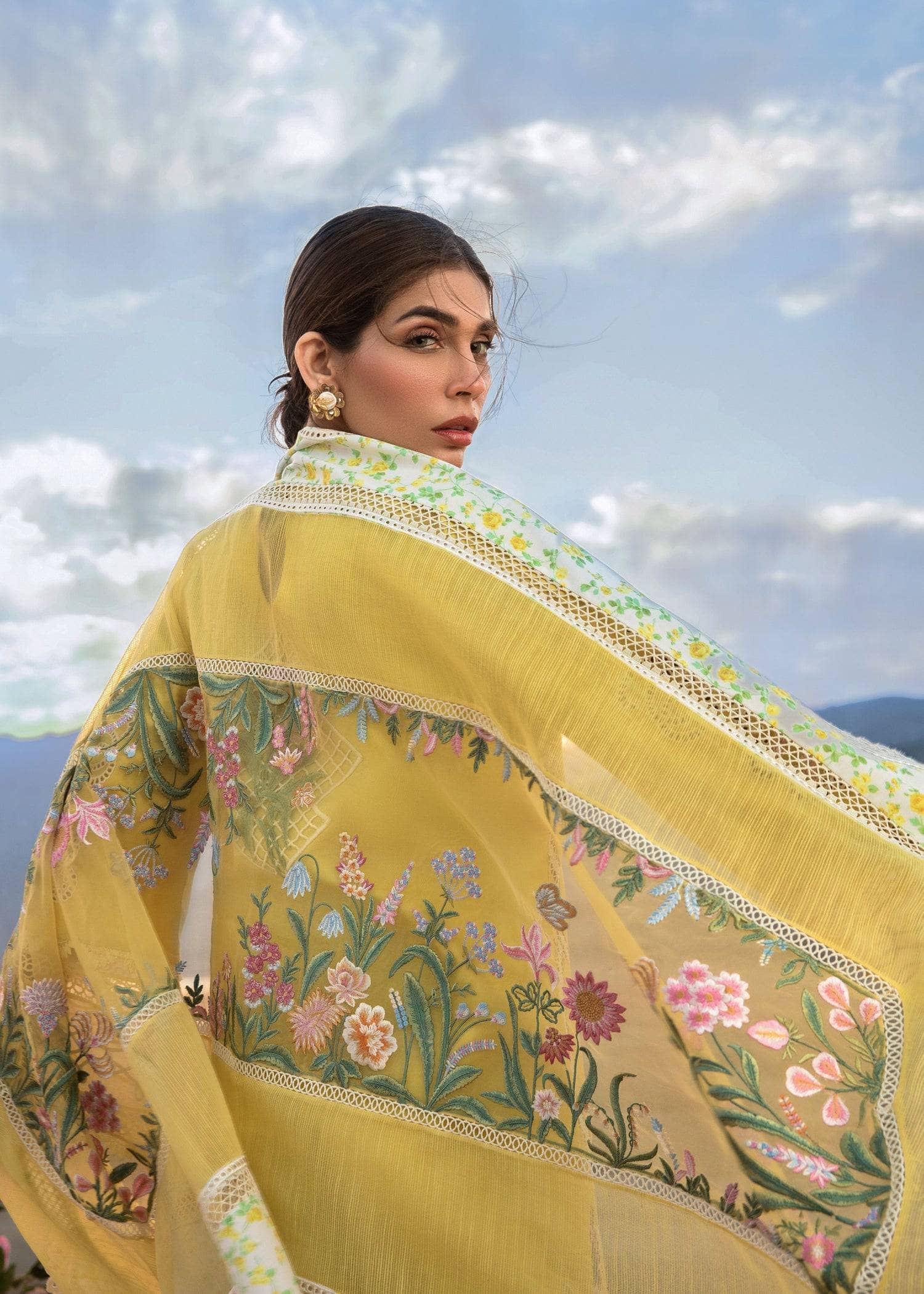 img_crimson_lawn_by_saira_shakira_awwal_boutique