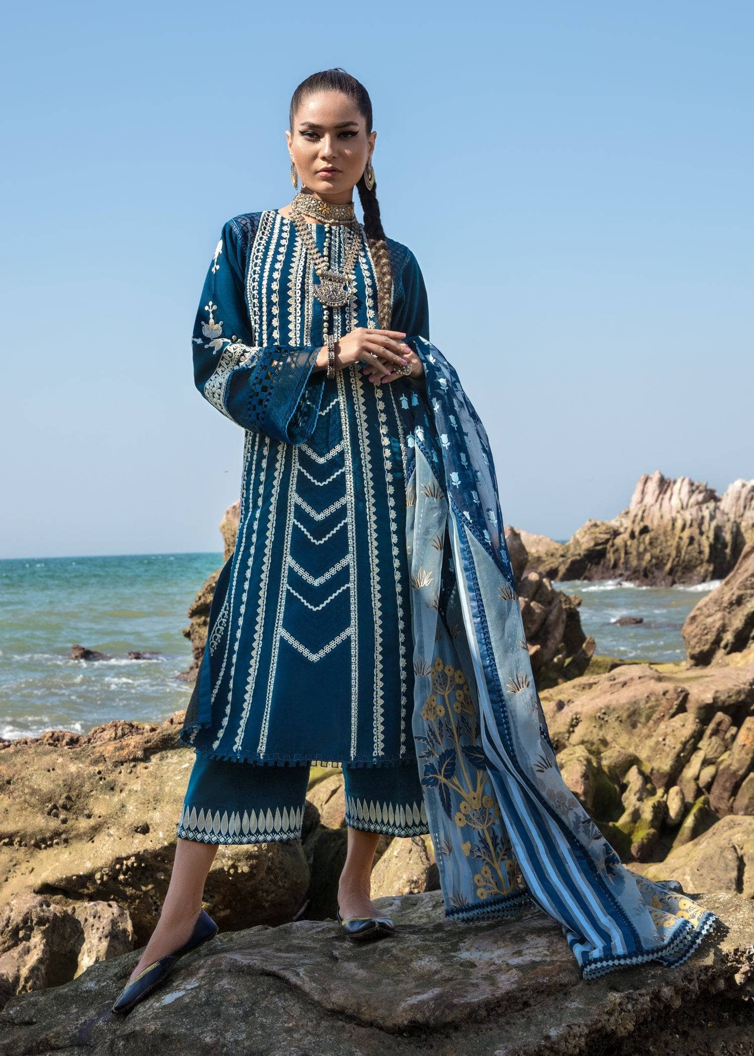 img_crimson_lawn_by_saira_shakira_awwal_boutique