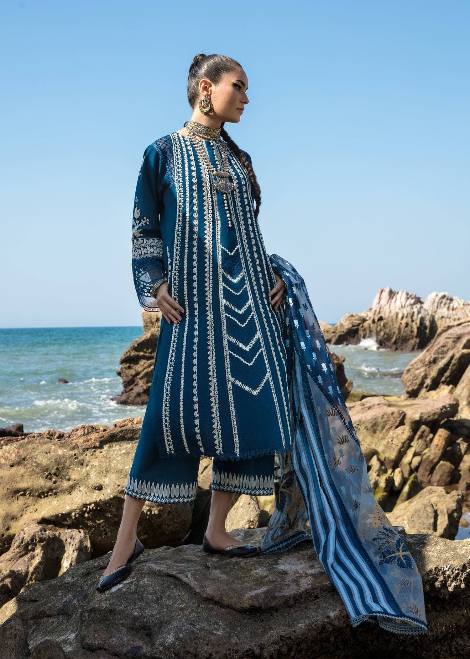 img_crimson_lawn_by_saira_shakira_awwal_boutique