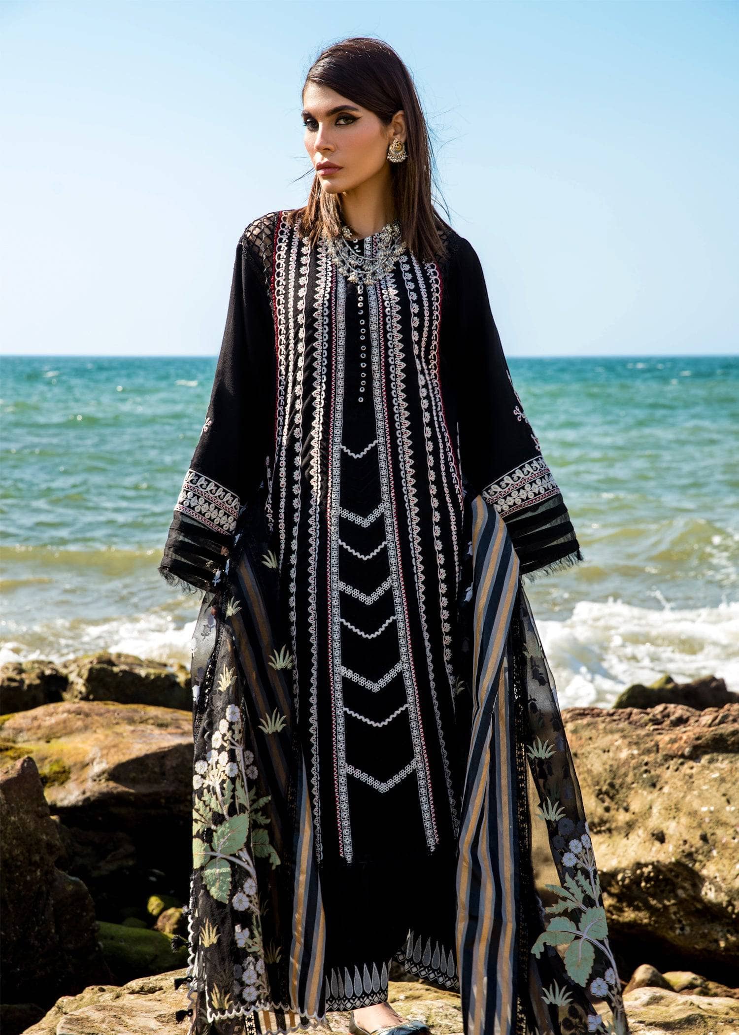 img_crimson_lawn_by_saira_shakira_awwal_boutique