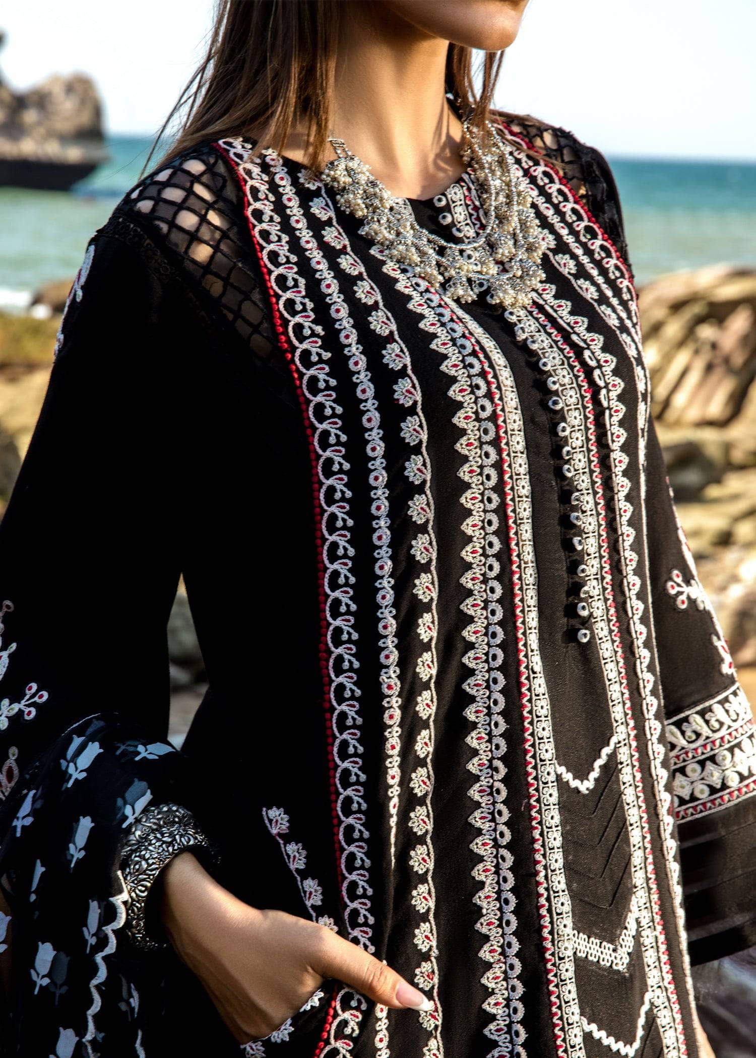 img_crimson_lawn_by_saira_shakira_awwal_boutique