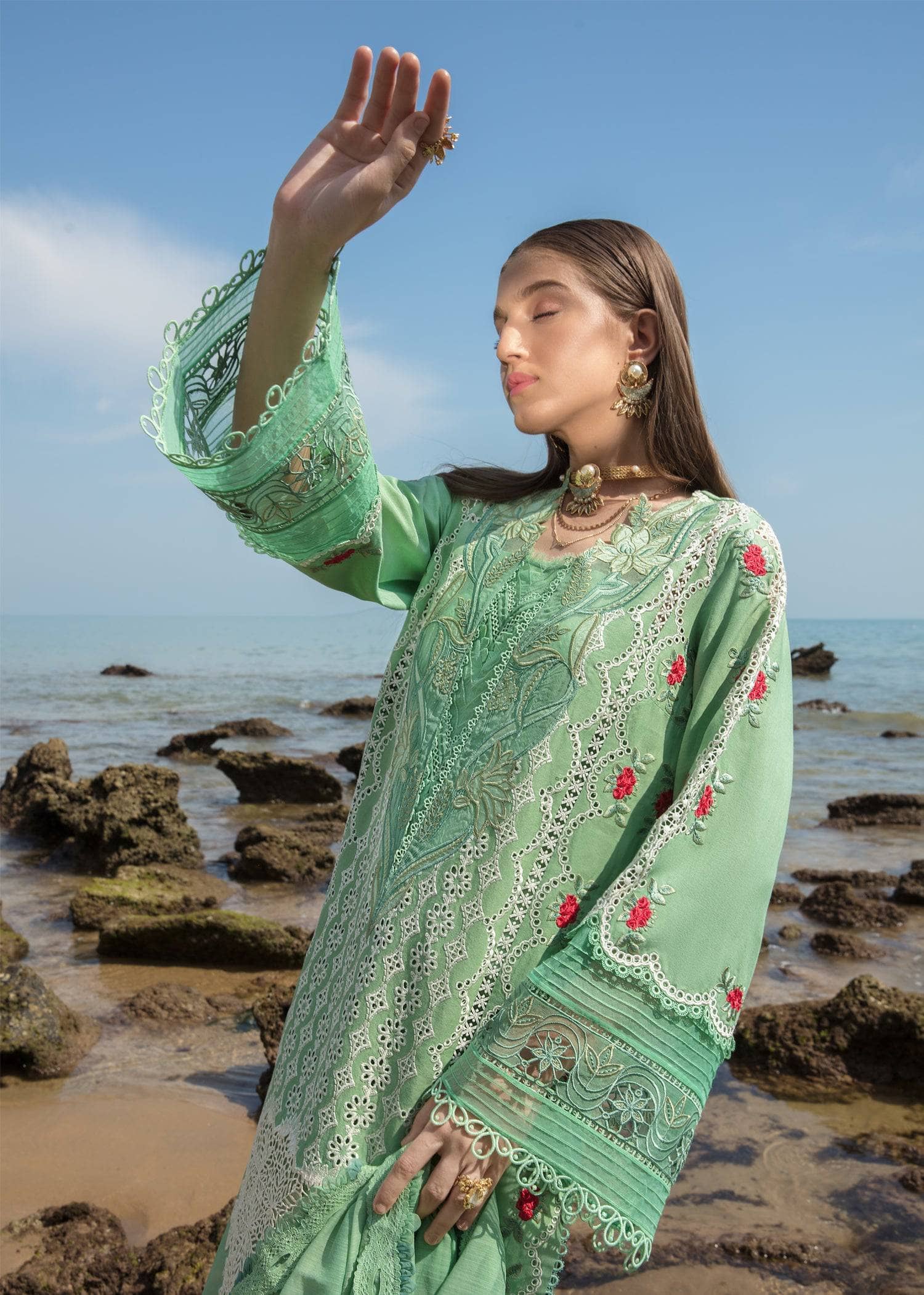 img_crimson_lawn_by_saira_shakira_awwal_boutique