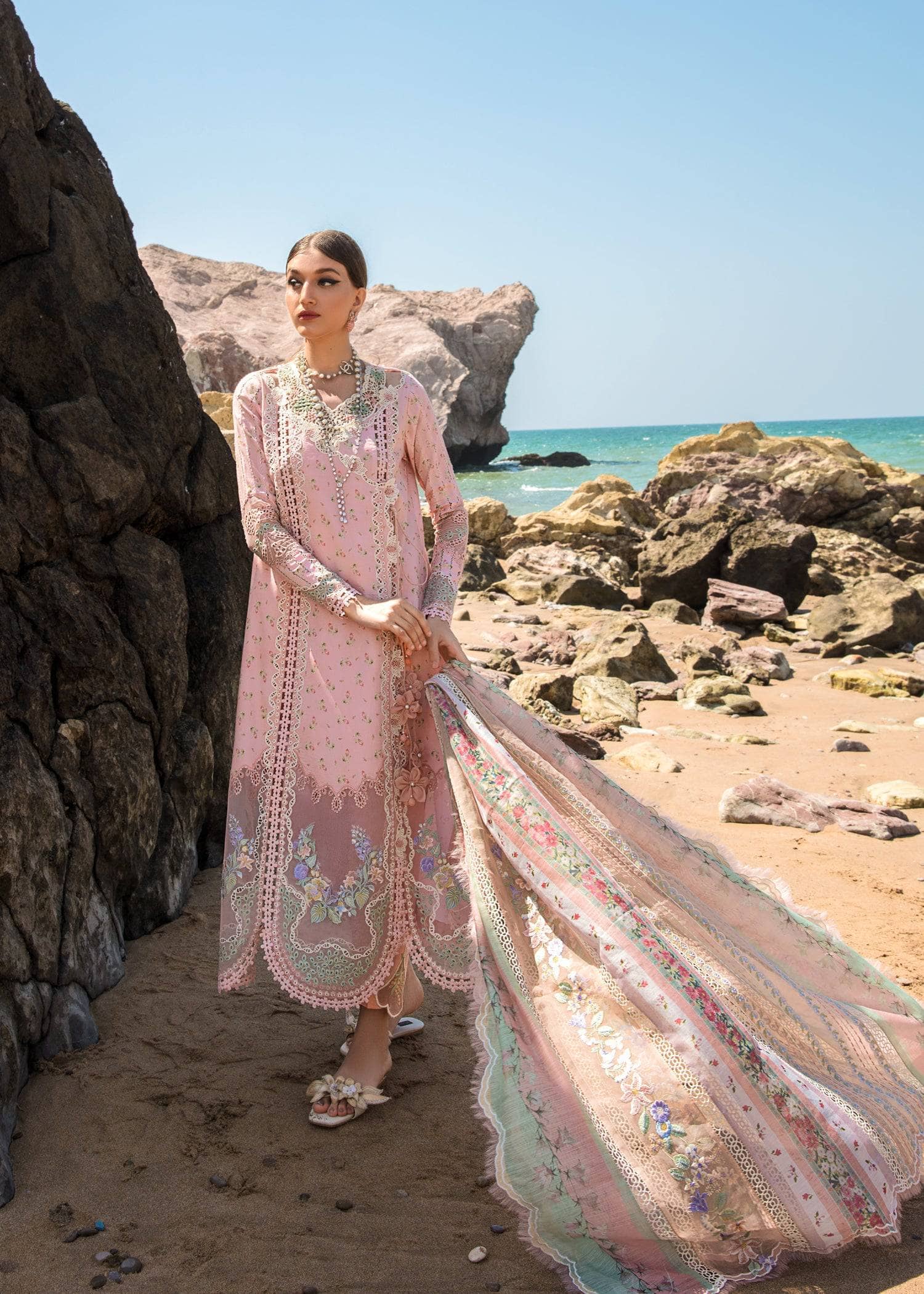 img_crimson_lawn_by_saira_shakira_awwal_boutique