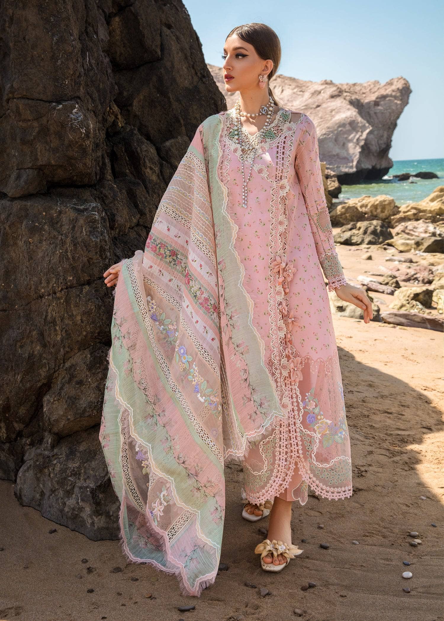 img_crimson_lawn_by_saira_shakira_awwal_boutique