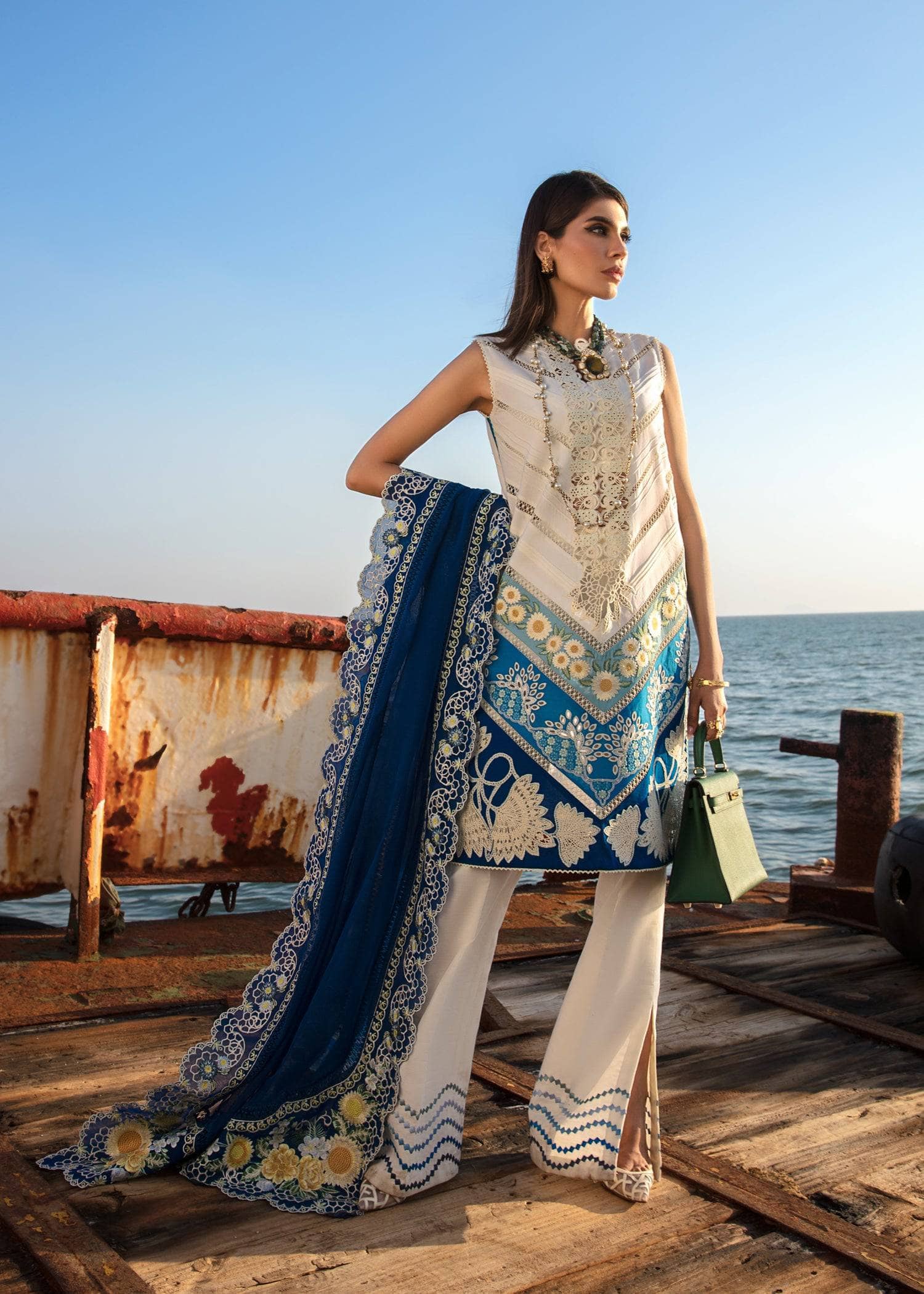 img_crimson_lawn_by_saira_shakira_awwal_boutique