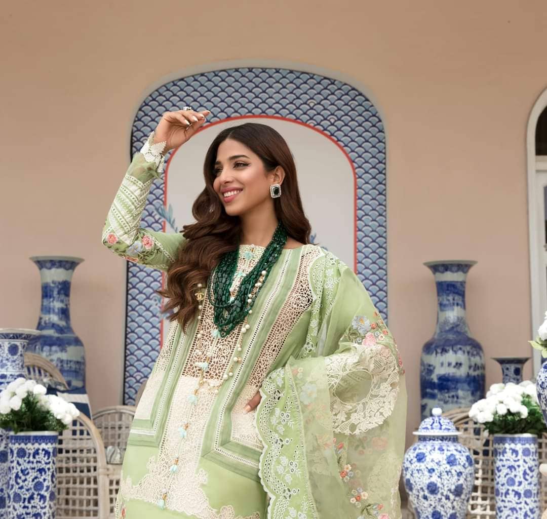 img_crimson_lawn_by_saira_shakira_awwal_boutique