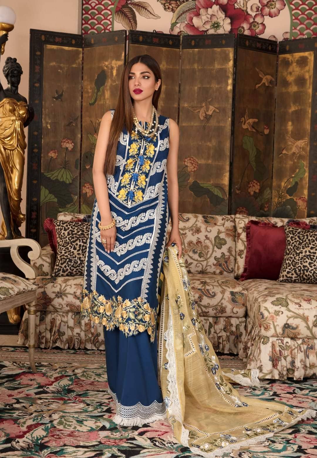 img_crimson_lawn_by_saira_shakira_awwal_boutique