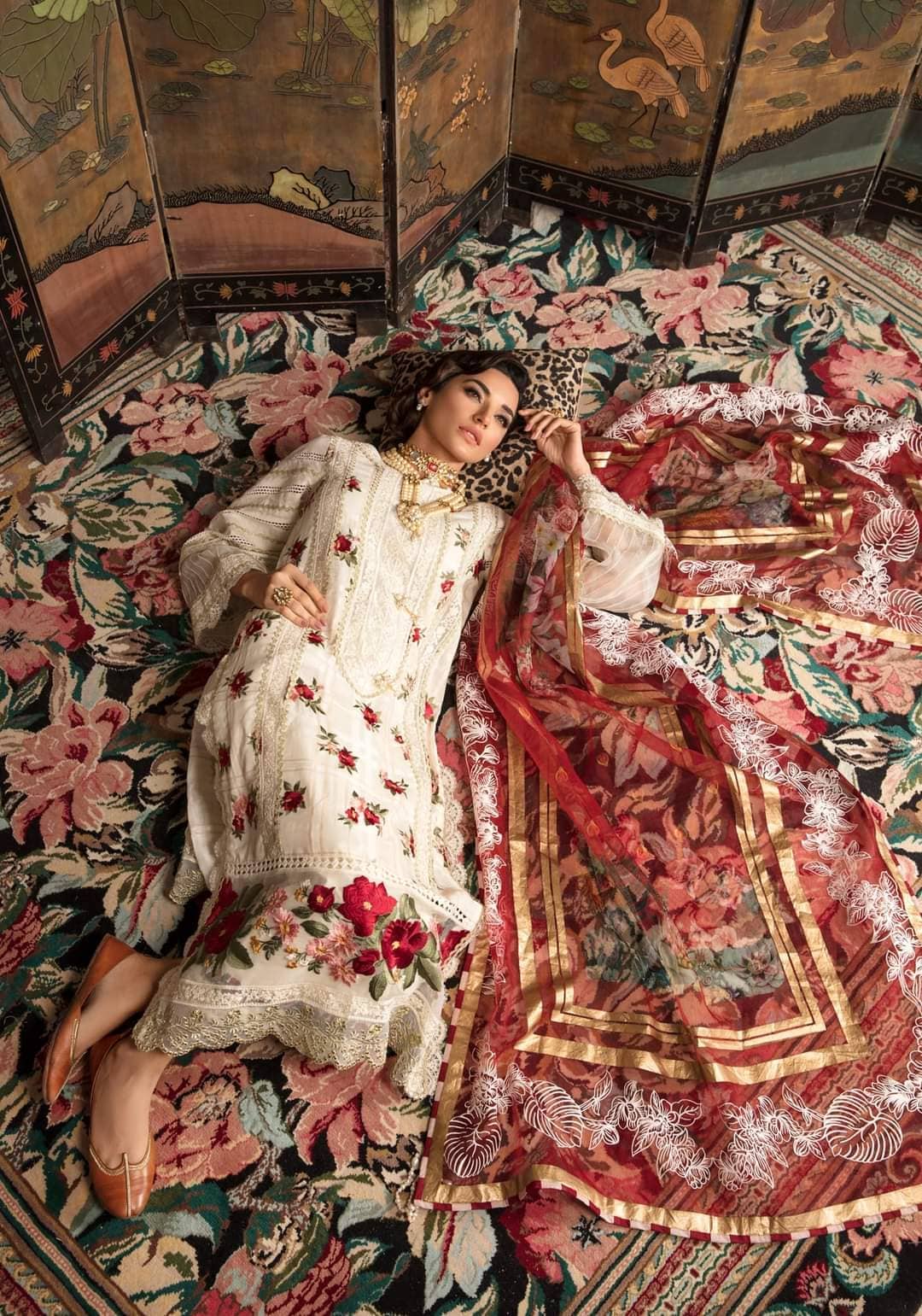 img_crimson_lawn_by_saira_shakira_awwal_boutique