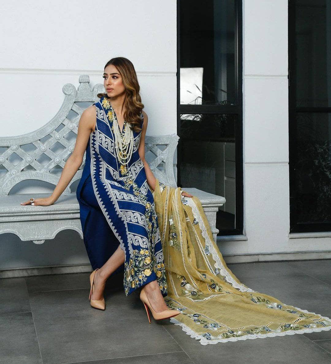 img_crimson_lawn_by_saira_shakira_awwal_boutique