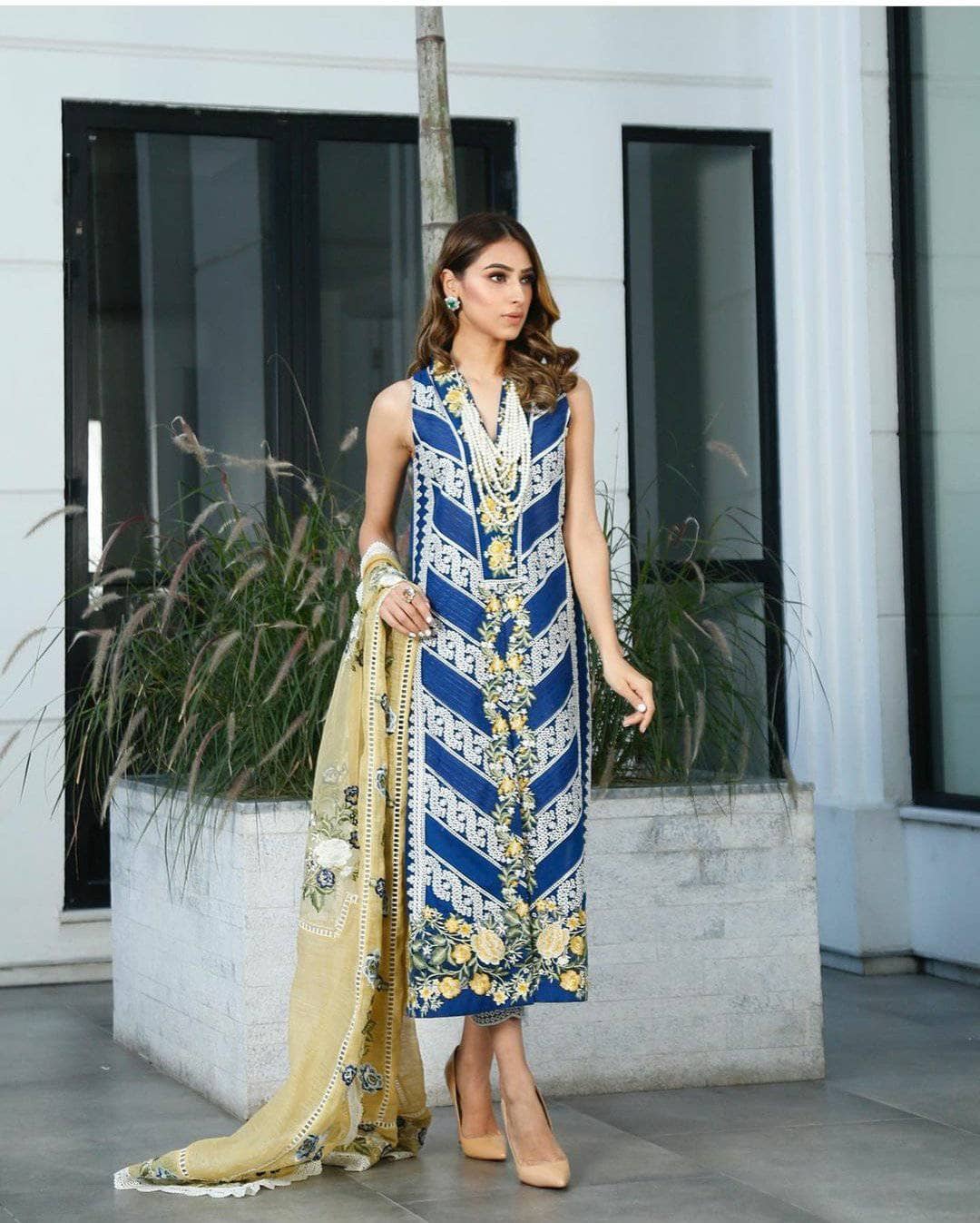 img_crimson_lawn_by_saira_shakira_awwal_boutique
