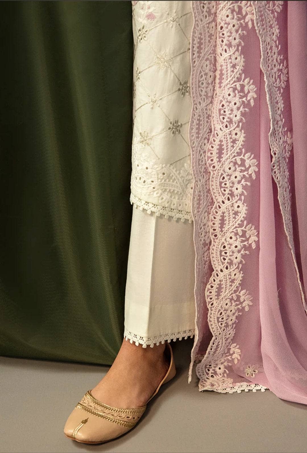 img_cross_stitch_mahiri_awwal_boutique