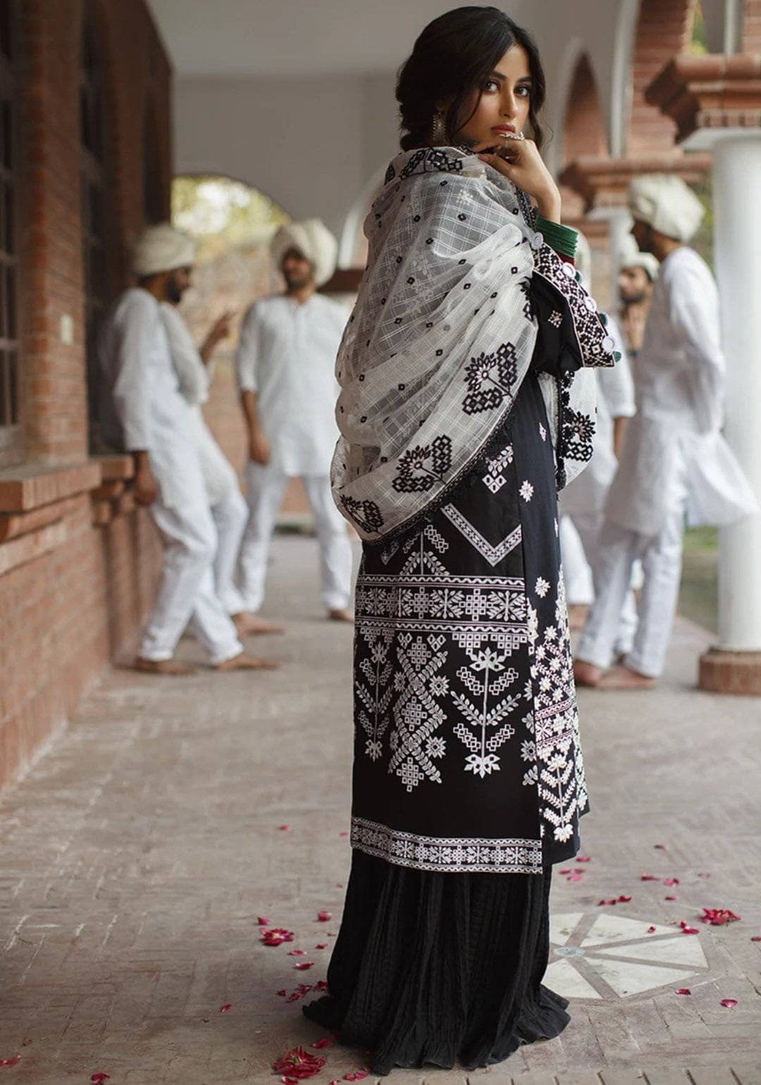 img_cross_stitch_lawn_2021_awwal_boutique