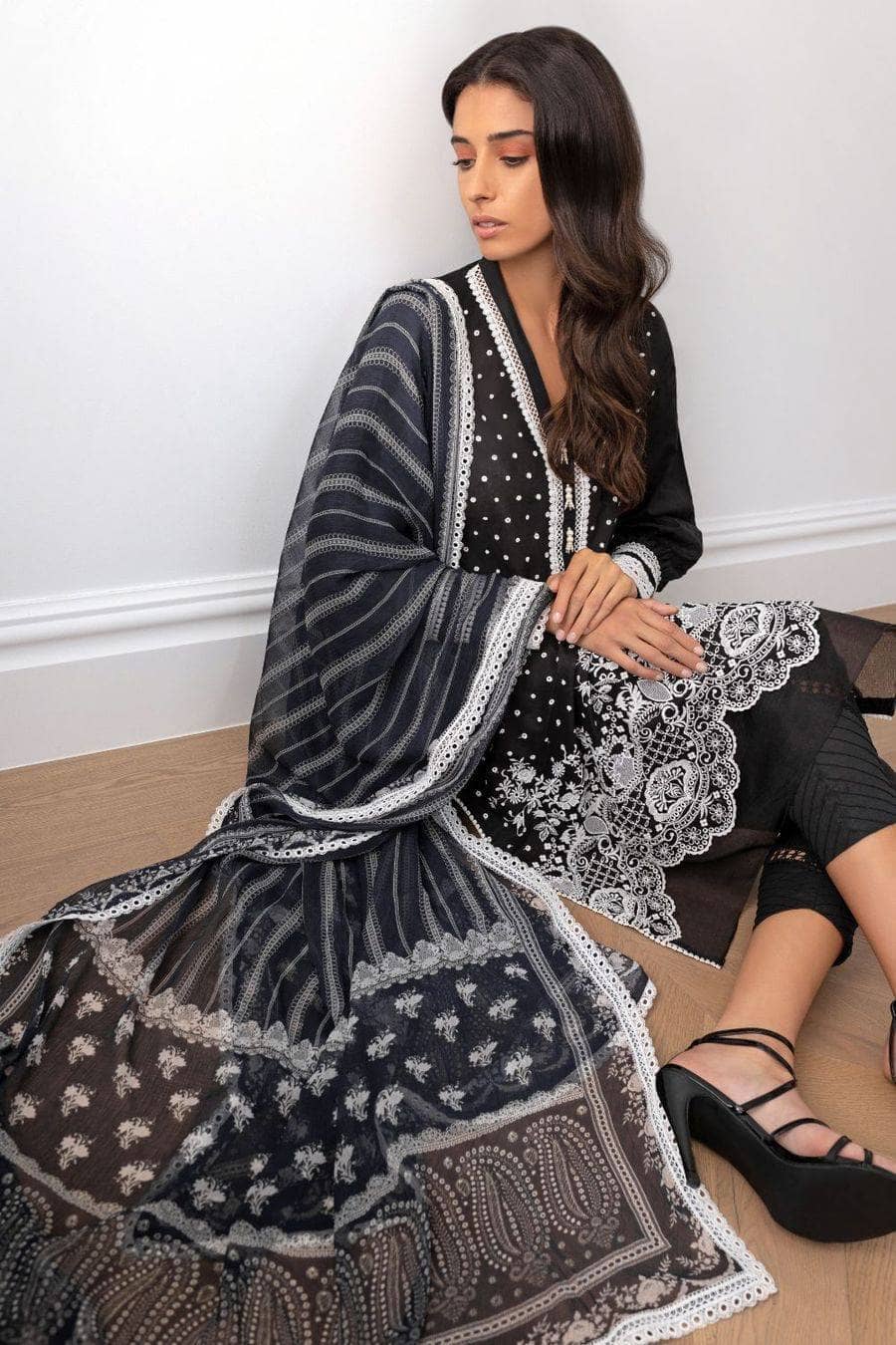 img_sobia_nazir_monochrome_lawn_2021_awwal_boutique