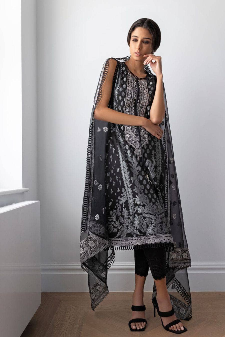 img_sobia_nazir_monochrome_lawn_2021_awwal_boutique