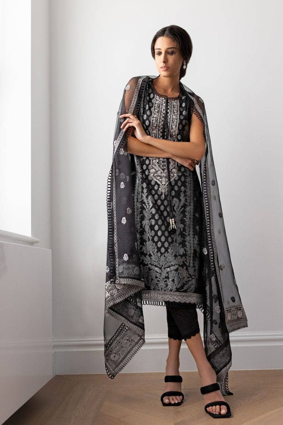 img_sobia_nazir_monochrome_lawn_2021_awwal_boutique