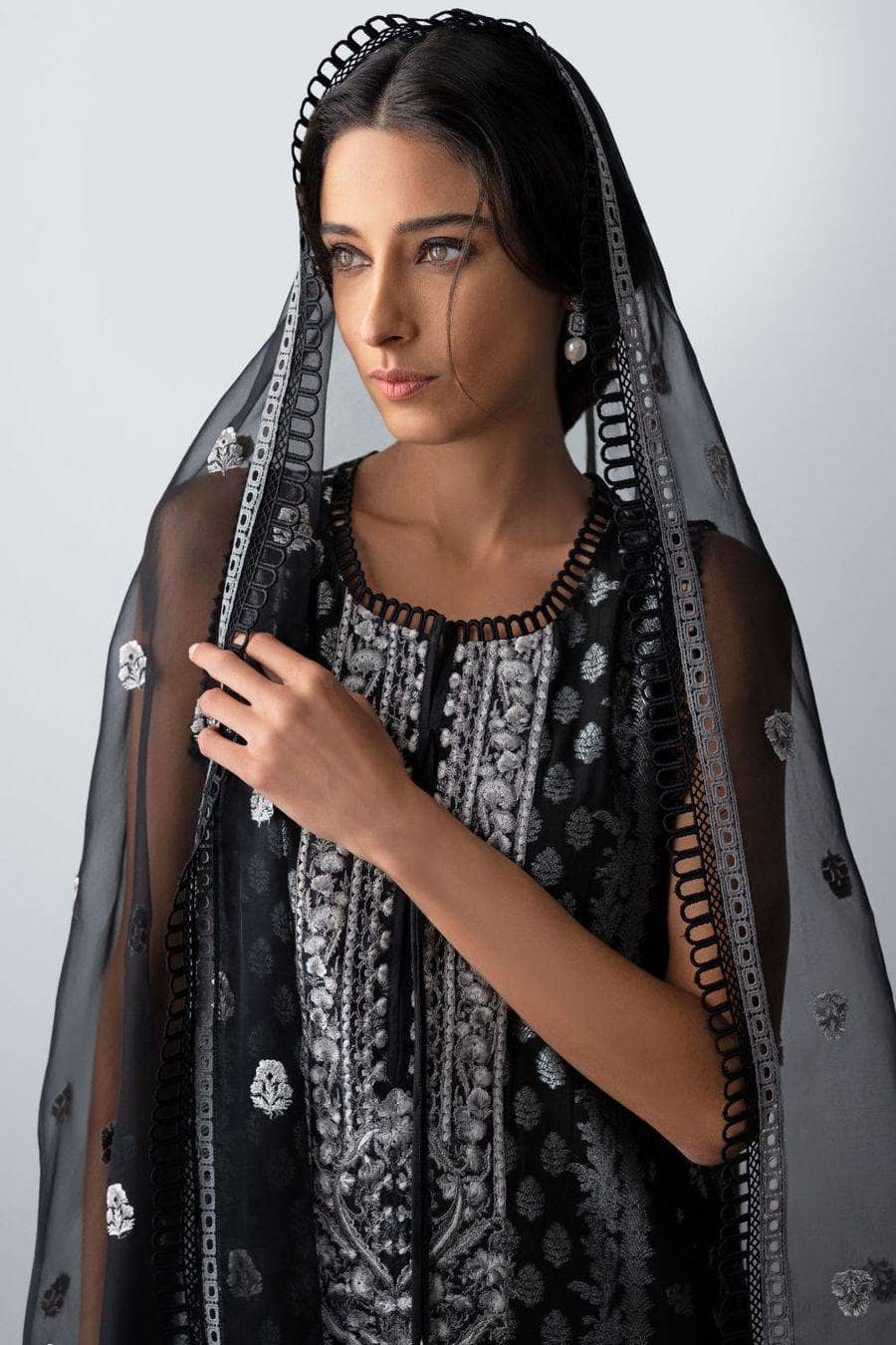 img_sobia_nazir_monochrome_lawn_2021_awwal_boutique