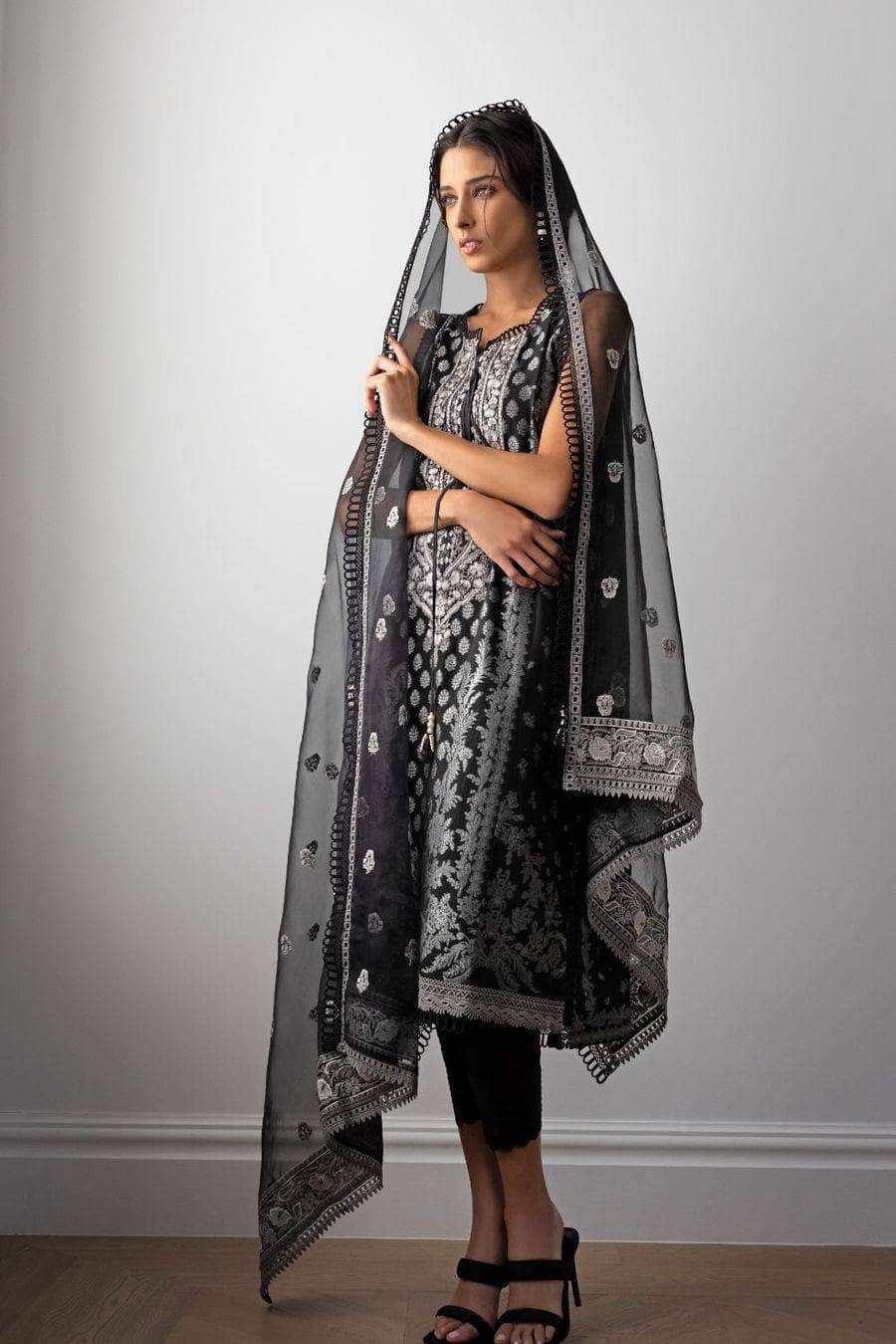 img_sobia_nazir_monochrome_lawn_2021_awwal_boutique