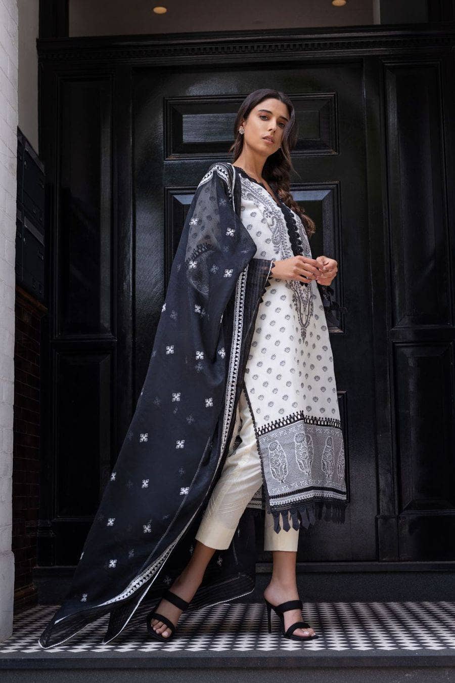 img_sobia_nazir_monochrome_lawn_2021_awwal_boutique