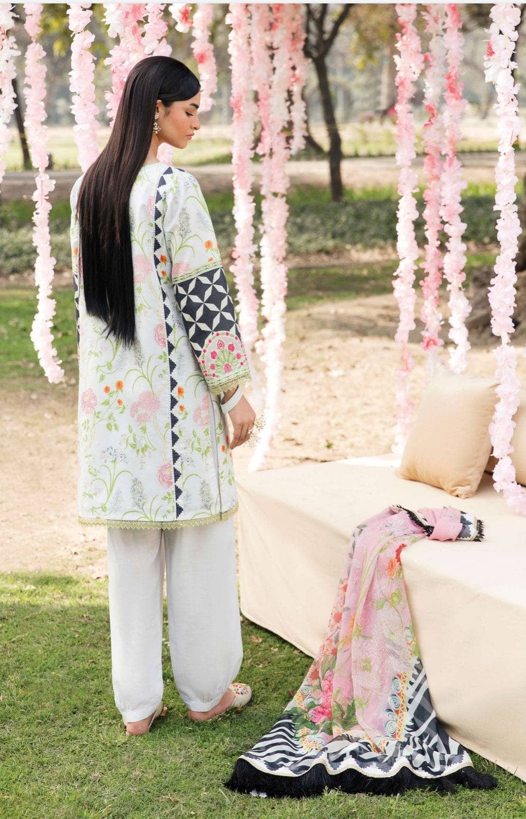 img_afrozeh_ayzel_lawn_23_awwal_boutique