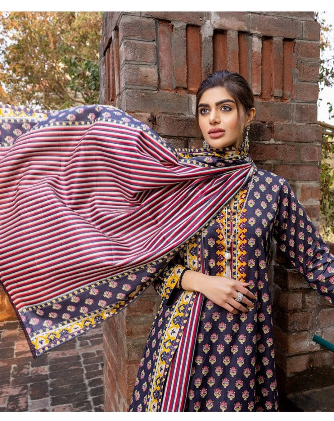 img_erum_misha_printed_lawn_by_z_s_textiles_awwal_boutique
