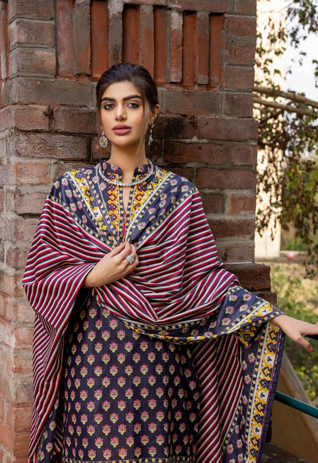 img_erum_misha_printed_lawn_by_z_s_textiles_awwal_boutique