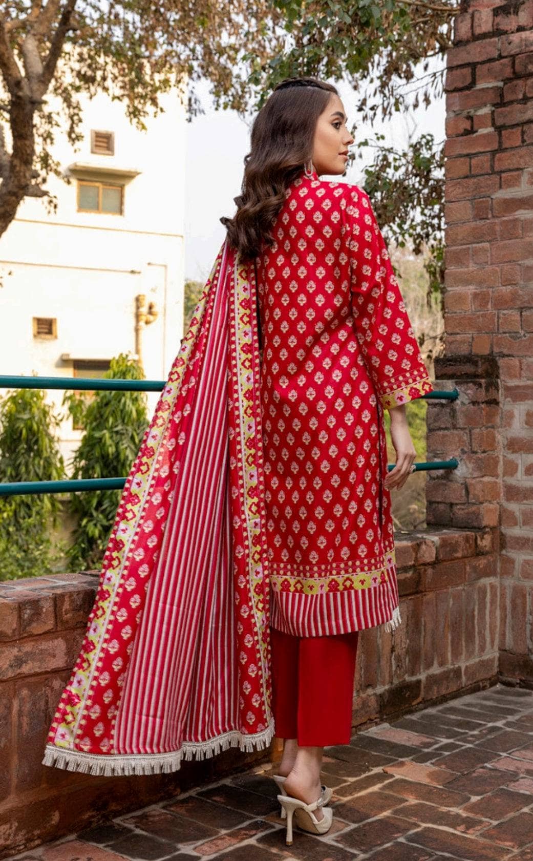 img_erum_misha_printed_lawn_by_z_s_textiles_awwal_boutique
