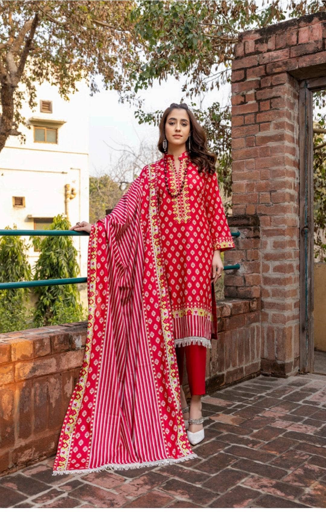 img_erum_misha_printed_lawn_by_z_s_textiles_awwal_boutique